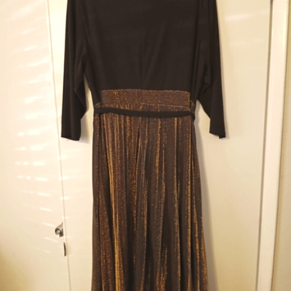 Jessica Howard Blk/Gld Metallic Dress